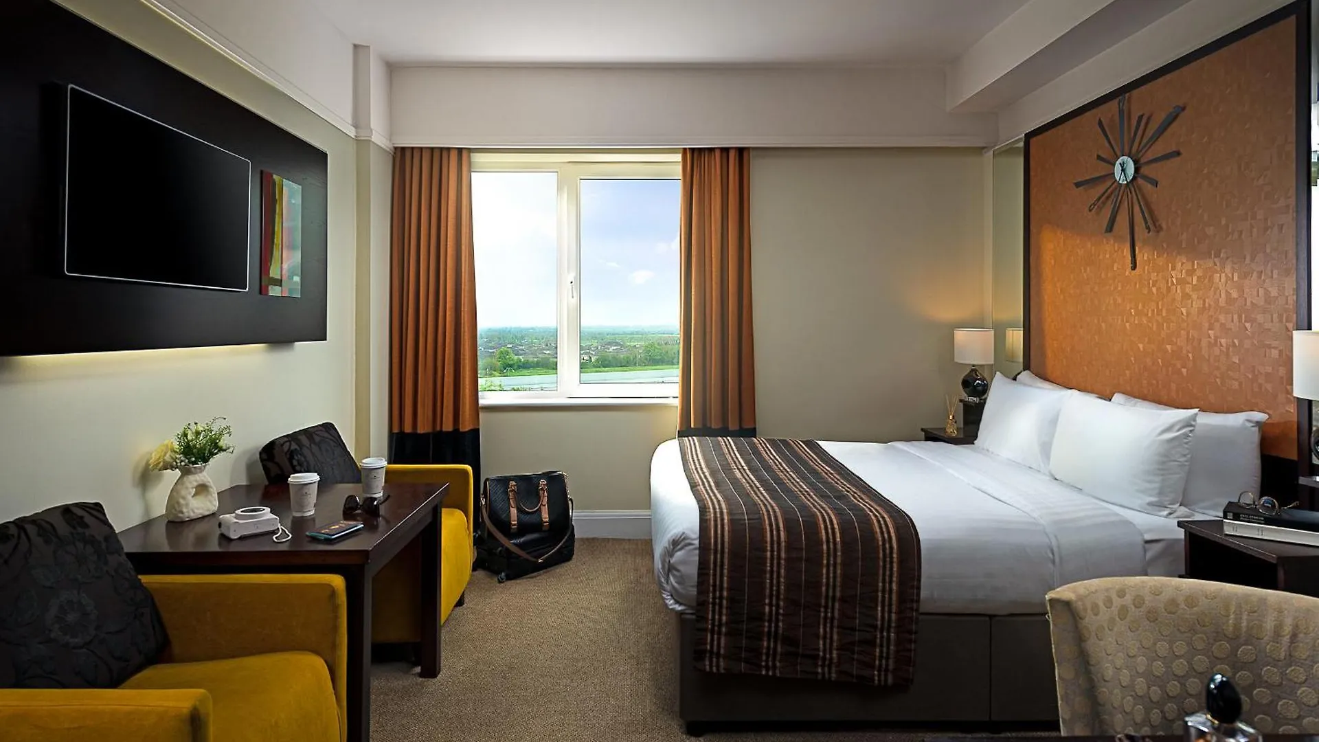 Carlton Hotel Blanchardstown 4*,